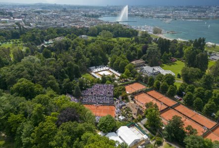 Vue de drône du court central du Gonet Geneva Open avec en arrière plan le parc des Eaux-Vives et le Jet d'eau