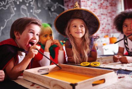 Enfants halloween qui jouent