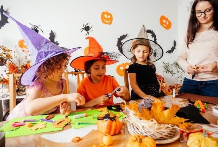 Enfants qui bricolent à Halloween à Genève