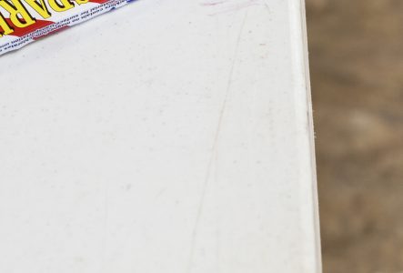 © Magali Dougados C'est la photo d'une table en plastique blanche sur laquelle sont posé des emballages en carton colorés.