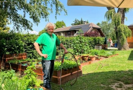 Steven, membre de La Ferme du Fond de l’Etang, devant le potager de La julienne