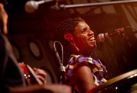 Ivonne Gonzalez qui chante durant la performance