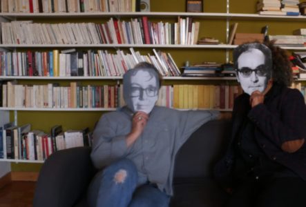 Les deux comédiennes sur un canapé avec des masques qui leur couvrent leur visages