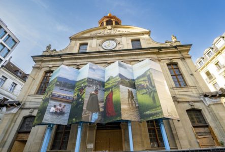 Photographie du photomontage 'Déplié' sur la façade du temple de la Fusterie