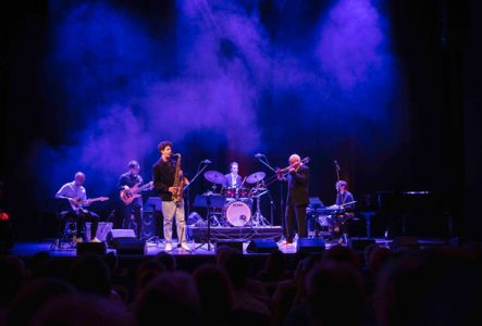 Photo du groupe en concert sur scène