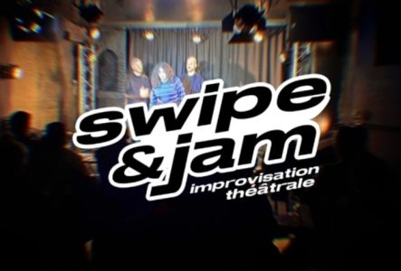 Trois improvisateurs sur scène devant un public, avec le titre "Swipe&Jam : improvisation théâtrale"