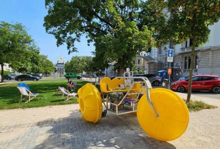 Lecteur lisant un livre dans un transat