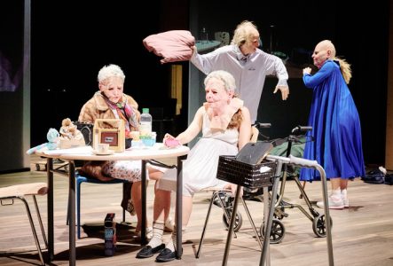 Chloé Cohen Quatre personnes de la pièce "L'âge de frémir" sur la scène du spectacle