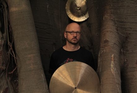 DR Christian Wolfarth dans un arbre avec ses cymbales