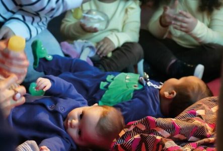 Photo d'un bébé participant à un éveil musical au MEG