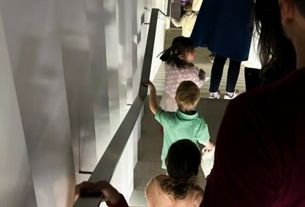 Des enfants descendent les escaliers du MEG à Genève