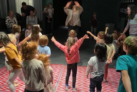 Des enfants imitent les gestes d'une animatrice dans une exposition du MEG à Genève