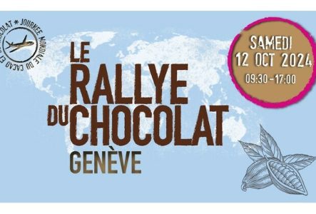 Logo du Rallye du Chocolat, date le samedi 12 octobre 2024 de 9h30 à 17h00. Fond bleu avec une mappemonde blanche, dessin d'une cabosse et tampon avec un avion et phrase la journée mondiale du cacao et du chocolat.