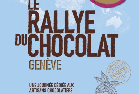Salondeschocolatiers.com affiche fond bleu avec mappemonde blanche et titre de l'évènement Le rallye du chocolat de Genève 2025, date le samedi 4 octobre de 9h30 à 17h30, une journée dédiée aux artisans chocolatiers et dégustation de créations chocolatées.