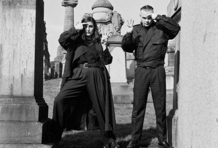 Photo en noir et blanc du duo Lebanon Hanover dans un cimetière