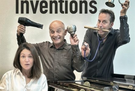 La pianiste Oriane Joubert est assise sur le tabouret du piano et nous regarde surprise, derrière debout, Philippe Cohen avec un sourire tient un sèche cheveux et un silencieux à trompette, Julien Opoix avec une marteau dans la bouche et un stétoscope autour du cou tient une lampe dans la main et il nous interroge du regard.