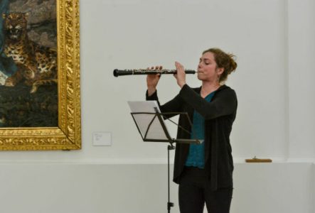 Musicienne avec clarinette