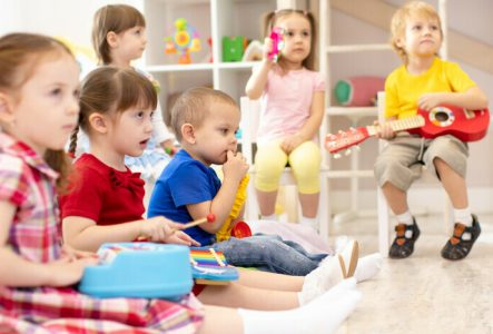 Des enfants s'amusent avec des instruments de musique