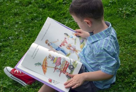 enfant avec un livre