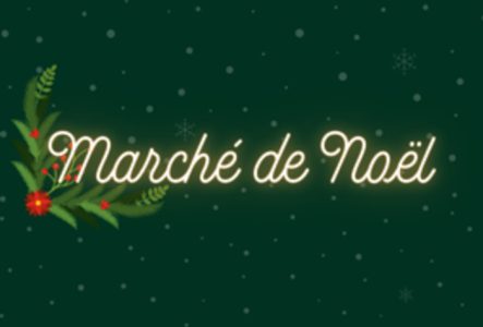 texte "marché de Noël" sur un fond vert foncé avec une petite décoration florale de saison