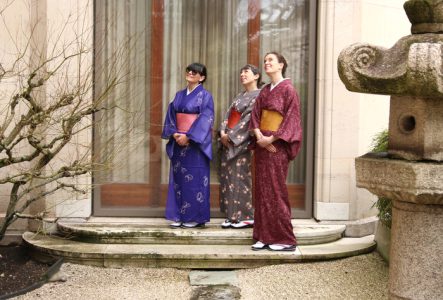 Femmes revêtues du kimono dans le jardin du Musée des Art d'Extrême-Orient