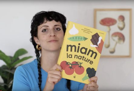 ©malik-beytrison Une photo en couleur qui représente Lisa Voisard qui tient son livre "Miam la nature" entre ses mains.