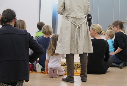 Enfants et parents en visite dans le musée