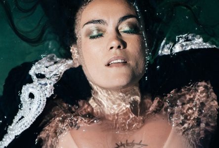 Photographie de Nyna Loren dans l'eau