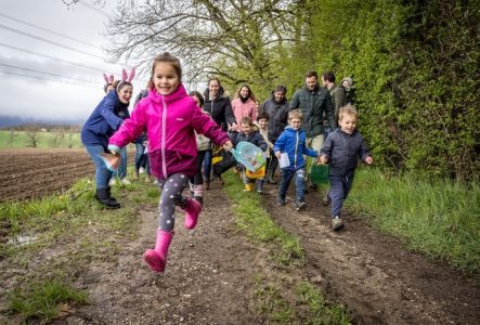 Enfants qui chassent les œufs de Pâques