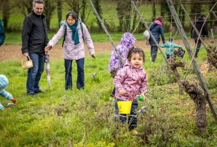 Enfant pendant une chasse aux oeufs