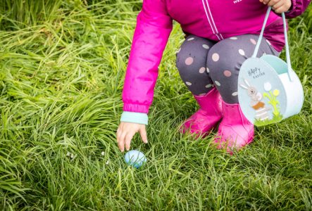 Enfant qui ramasse un oeuf de Pâques