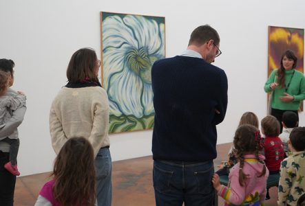 Enfants en visite dans une des salles d'exposition du MAMCO, exposition Emma Reyes, printemps 2024