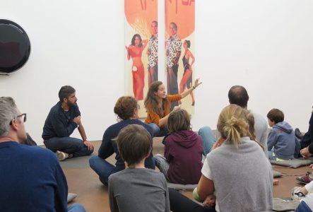 Enfants et parents en visite dans une salle du MAMCO