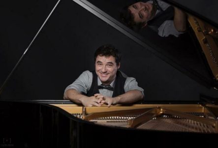 DR Olivier Grimm devant un piano