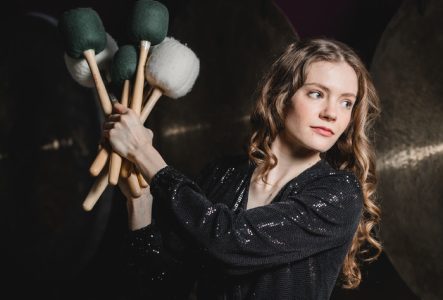 Portrait d'Adélaide Ferrière avec des baguettes à percussions