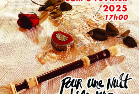 Une flûte, une rose rouge et un coffret de bijoux avec un collier de perles et un petit coussin en dentelle reposent sur un fond blanc. Le titre : "Pour une nuit d'amour" le nom des lectrices et du musicien, de la metteure en scène, ainsi que le nom de la Villa Tacchini et son adresse figurent sur cette affiche.