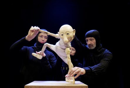 Une marionnette bunraku est manipulée par trois marionnettistes