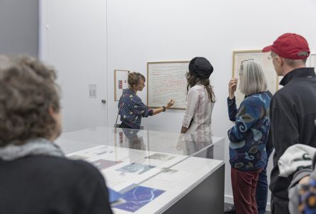 Visiteurs dans une salle d'exposition du MAMCO