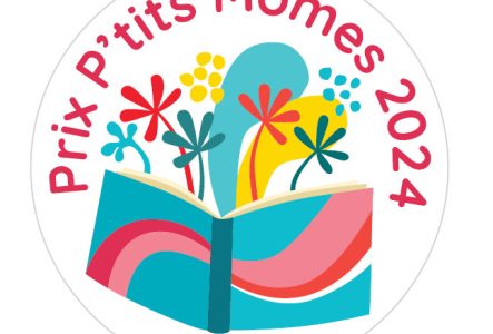Prix P'tits Mômes 2024 inscrit en rouge et un livre ouvert d'où s'échappent des formes de couleur