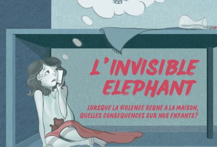 Sur l'image, on voit une affiche du film documentaire intitulé "L'Invisible Éléphant", qui aborde les conséquences de la violence domestique sur les enfants. L'affiche montre une jeune fille recroquevillée sous une table, l'air effrayé, tenant un téléphone. Un ours en peluche est à ses côtés, et des objets renversés, comme un verre cassé et des fleurs, sont visibles à l'arrière-plan. Une bulle de pensée au-dessus de la fille représente un éléphant, symbolisant peut-être le poids ou l'impact de…