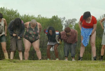 Las hijas del fuego, Albertina Carri Un groupe de femmes enlèvent leur bas