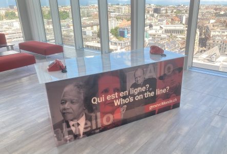 L'installation de geneveMonde.ch avec ses téléphones rouge permettant d'écouter les discours les plus marquants de la Genève internationale