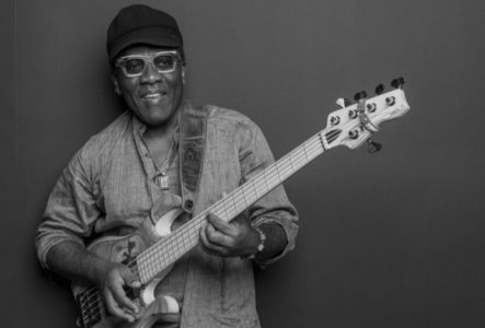 Photo en noir et blanc de Richard Bona avec sa basse