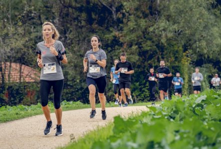 Coureurs et coureuses dans la campagne