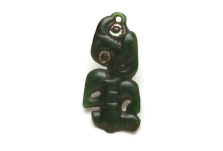 Image de Hei tiki, pendentif de cou, Nouvelle-Zélande / Aotearoa Māori. Deuxième moitié du 19e siècle.