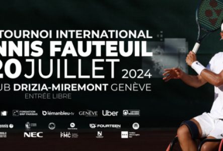 Deux joueurs de tennis en fauteuil roulant célèbrent un point à droite de l'image. À gauche, le titre du tounoi et les dates sont présentes