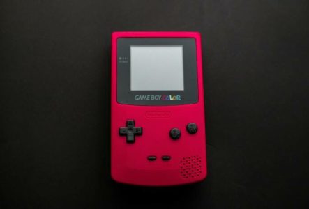 Une console GameBoy rouge