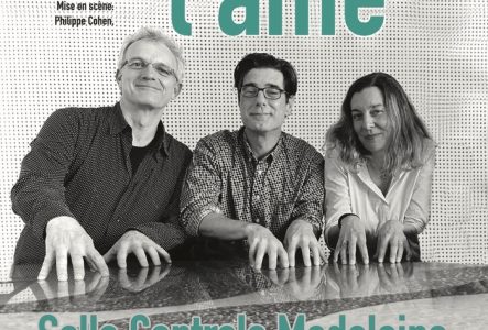 Sur un fond un peu vert, nous voyons les 3 artistes Caty Stalder, Thomas Laubacher et Evaristo Perez poser leur main comme s'ils sont sur le clavier d'un piano, ils nous regardent en souriant tendrement.