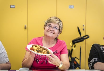 Une femme qui montre son assiette