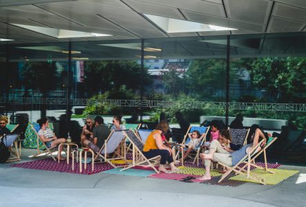 Personnes assises sur des transats devant le musée